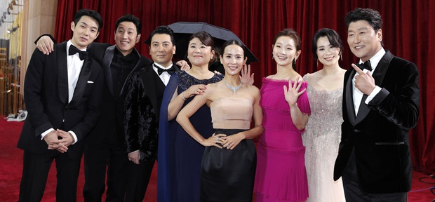 Dàn sao Ký sinh trùng gây sốt khi làm trò trên thảm đỏ Oscar 2020, nữ hoàng phim nóng và Park So Dam chiếm trọn spotlight - Ảnh 4.