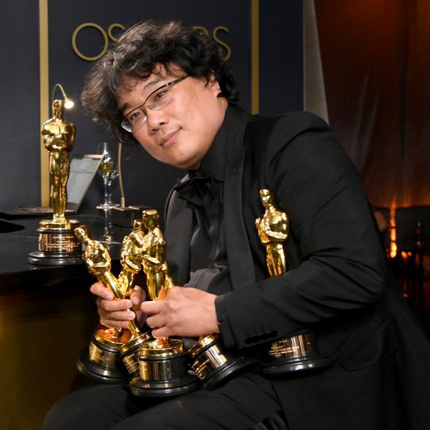 Cưng hết nấc khoảnh khắc Bong Joon Ho ngồi xổm tại cánh gà Oscar vì quá choáng váng khi Parasite làm nên lịch sử - Ảnh 8.