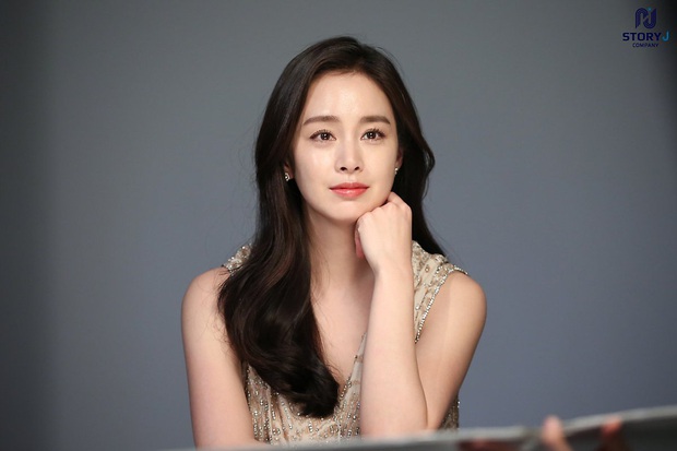 Lần đầu chụp quảng cáo sau khi sinh, Kim Tae Hee gây sốt với nhan sắc kinh diễm, ảnh hậu trường thôi đã quá đỉnh - Ảnh 1.