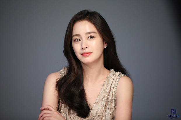 Lần đầu chụp quảng cáo sau khi sinh, Kim Tae Hee gây sốt với nhan sắc kinh diễm, ảnh hậu trường thôi đã quá đỉnh - Ảnh 2.