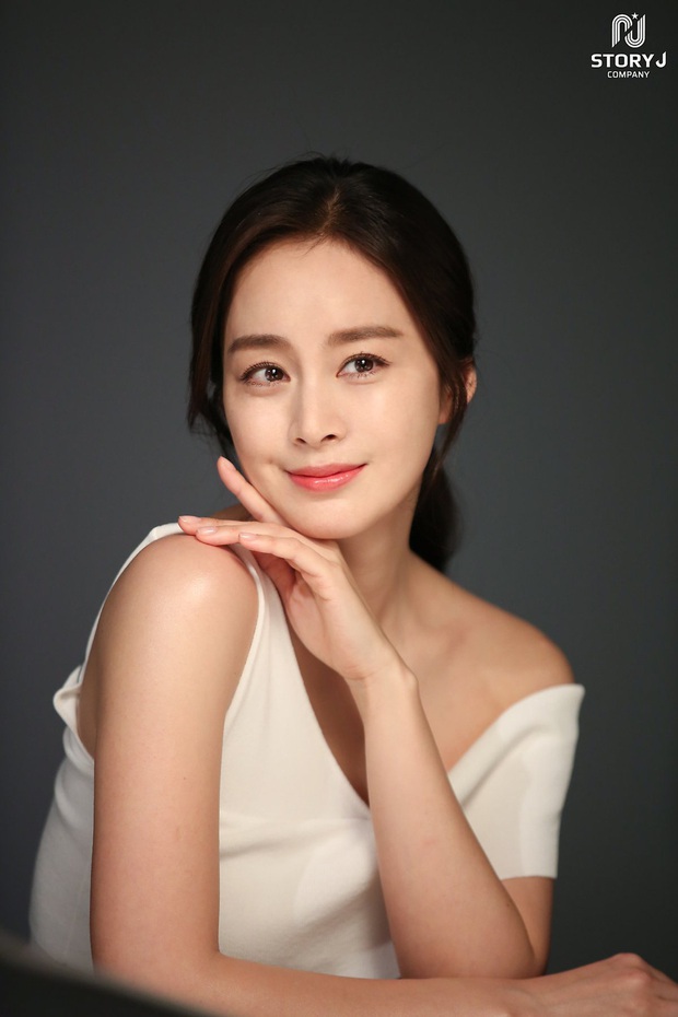 Lần đầu chụp quảng cáo sau khi sinh, Kim Tae Hee gây sốt với nhan sắc kinh diễm, ảnh hậu trường thôi đã quá đỉnh - Ảnh 4.