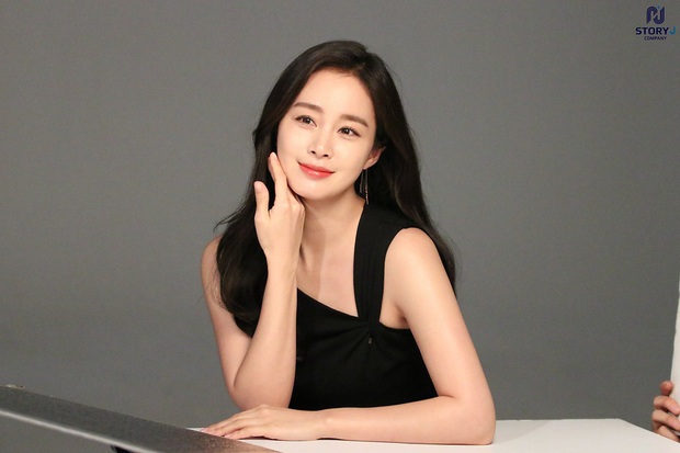 Lần đầu chụp quảng cáo sau khi sinh, Kim Tae Hee gây sốt với nhan sắc kinh diễm, ảnh hậu trường thôi đã quá đỉnh - Ảnh 9.