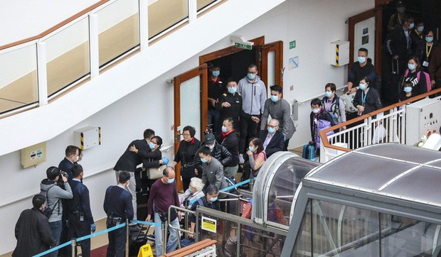 Virus corona: Đi ăn lẩu chung, 9 người trong một nhà nhiễm bệnh - Ảnh 4.