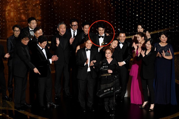 Lúc thế giới vỡ òa vì Ký sinh trùng đại thắng Oscar, Choi Woo Sik bối rối giữa đám đông với biểu cảm Tôi là ai, đây là đâu - Ảnh 5.