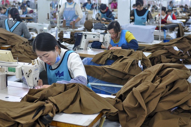 Công xưởng thế giới khốn khổ vì bão virus corona, các thương hiệu thời trang xa xỉ sẽ phải tồn tại như thế nào? - Ảnh 5.