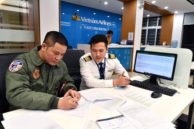 Cơ phó trẻ tuổi trong chuyến bay đưa 30 công dân từ Vũ Hán về nước: Đây là kỷ niệm tôi sẽ không thể nào quên trong suốt cuộc đời cầm lái của mình - Ảnh 1. Cơ phó trẻ tuổi trong chuyến bay đưa 30 công dân từ Vũ Hán về nước: Đây là kỷ niệm tôi sẽ không thể nào quên trong suốt cuộc đời cầm lái của mình - Ảnh 1.