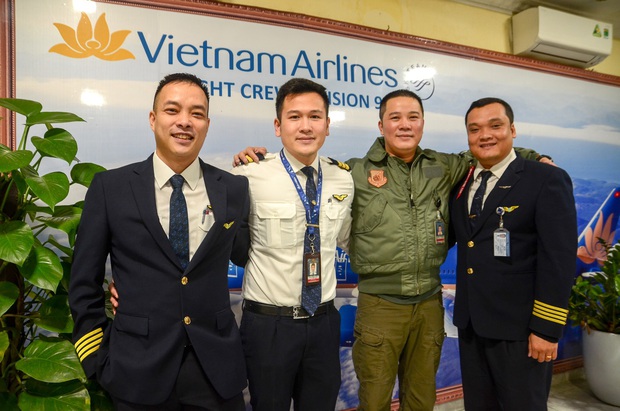 Cơ phó trẻ tuổi trong chuyến bay đưa 30 công dân từ Vũ Hán về nước: Đây là kỷ niệm tôi sẽ không thể nào quên trong suốt cuộc đời cầm lái của mình - Ảnh 5. Cơ phó trẻ tuổi trong chuyến bay đưa 30 công dân từ Vũ Hán về nước: Đây là kỷ niệm tôi sẽ không thể nào quên trong suốt cuộc đời cầm lái của mình - Ảnh 5.