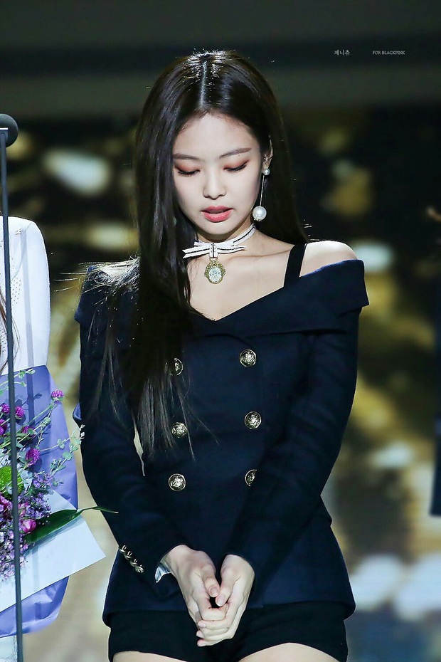 Loạt ảnh chứng minh Jennie (BLACKPINK) là quý tộc từ trong trứng nước: Mặc gì cũng sang, nằm bừa một góc thành cực phẩm - Ảnh 18.