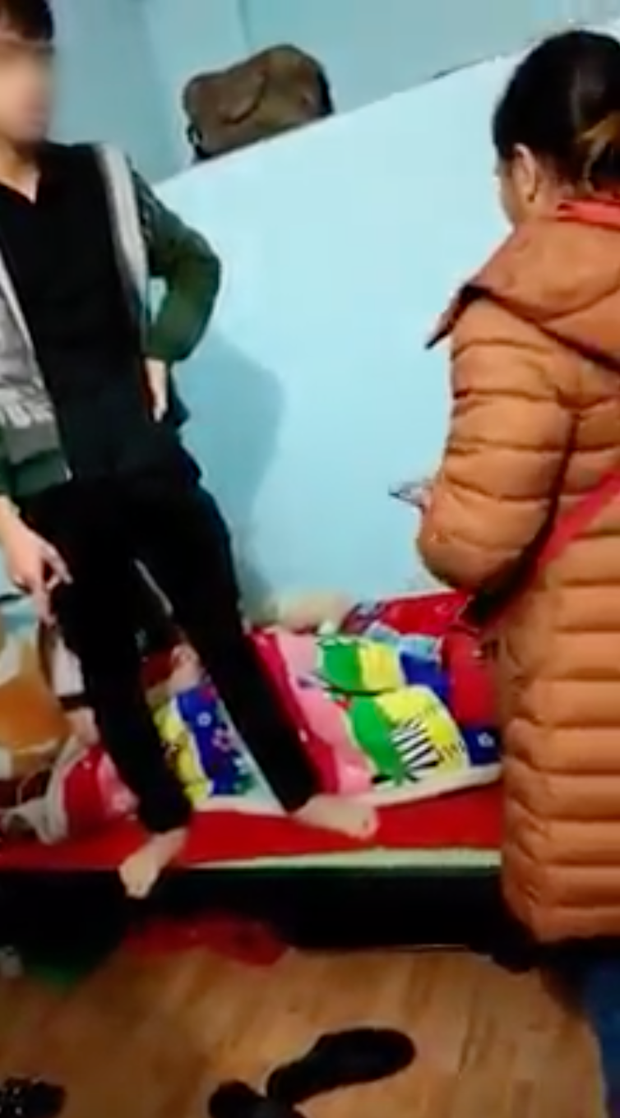 Xôn xao clip vợ dẫn người thân bắt quả tang chồng trên giường cùng bồ nhí, tiểu tam ngồi im phân bua: Nhưng em đang có bầu mà - Ảnh 2.