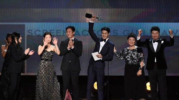 Lúc thế giới vỡ òa vì Ký sinh trùng đại thắng Oscar, Choi Woo Sik bối rối giữa đám đông với biểu cảm Tôi là ai, đây là đâu - Ảnh 10.