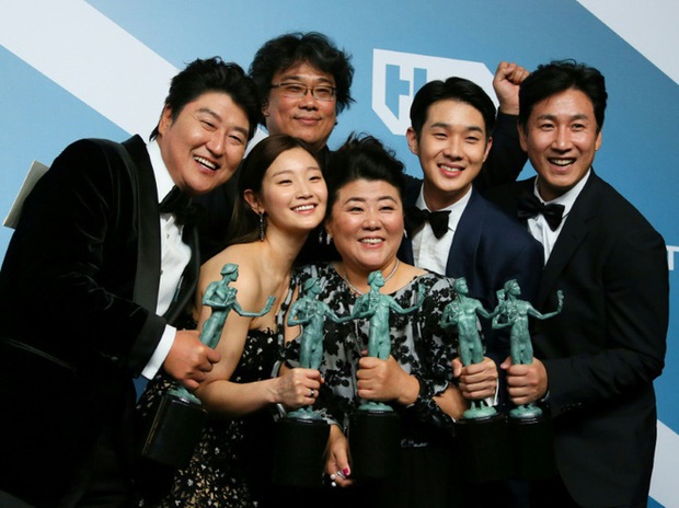 Lúc thế giới vỡ òa vì Ký sinh trùng đại thắng Oscar, Choi Woo Sik bối rối giữa đám đông với biểu cảm Tôi là ai, đây là đâu - Ảnh 8.