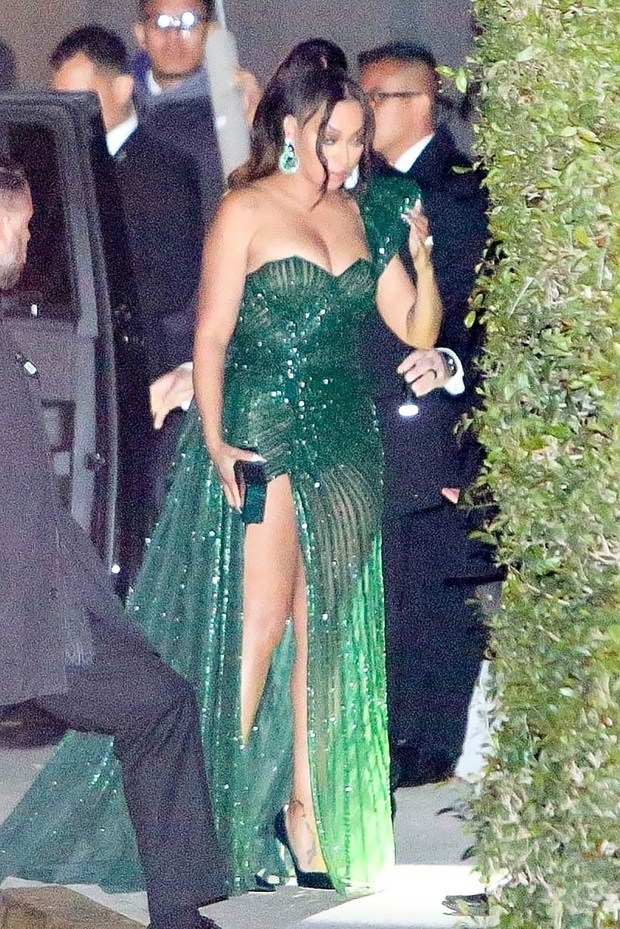 Tiệc hậu Oscar siêu hoành tráng: Kylie quất váy xẻ sâu chặt chém hết cỡ, Khloe - Rihanna chẳng chịu thua chị kém em - Ảnh 14.