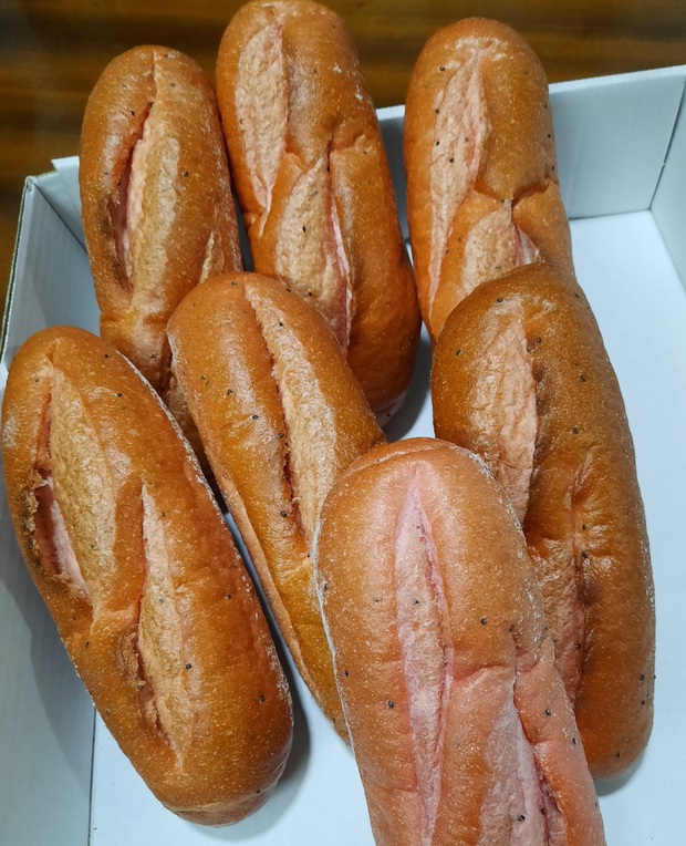 Bánh mì thanh long: món mới chỉ 6k/chiếc - vừa thử đồ lạ lại vừa giúp giải bà con cứu nông sản Việt trong mùa dịch virus corona - Ảnh 3. Bánh mì thanh long: món mới chỉ 6k/chiếc - vừa thử đồ lạ lại vừa giúp giải bà con cứu nông sản Việt trong mùa dịch virus corona - Ảnh 3.