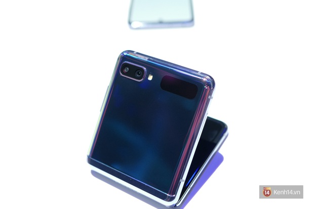 Cận cảnh Galaxy Z Flip: Smartphone màn hình gập vỏ sò độc đáo của Samsung, giá rẻ chỉ 32 triệu đồng - Ảnh 4.