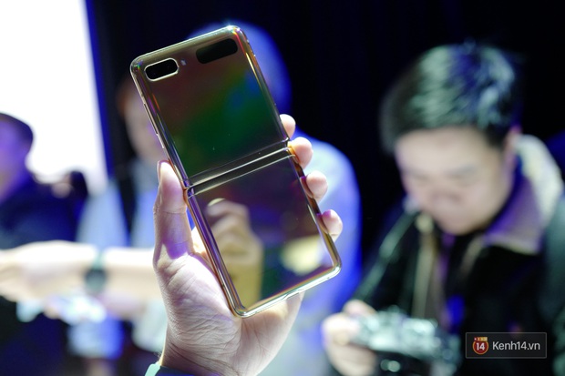 Cận cảnh Galaxy Z Flip: Smartphone màn hình gập vỏ sò độc đáo của Samsung, giá rẻ chỉ 32 triệu đồng - Ảnh 3.