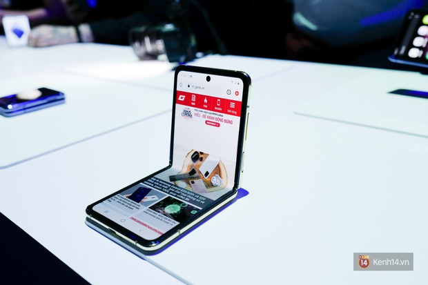 Cận cảnh Galaxy Z Flip: Smartphone màn hình gập vỏ sò độc đáo của Samsung, giá rẻ chỉ 32 triệu đồng - Ảnh 6.