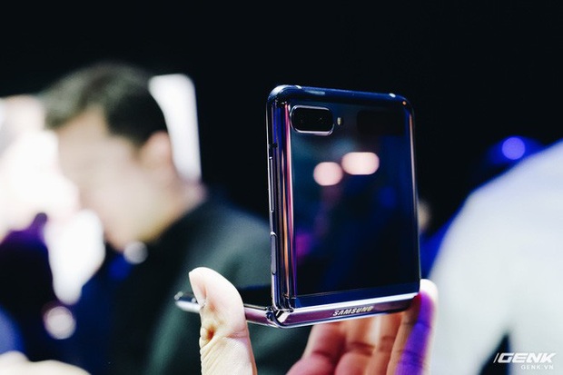 Cận cảnh Samsung Galaxy Z Flip: Thiết kế gập dọc, chất liệu kính dẻo, vẫn có vết nhăn, giá 1380 USD - Ảnh 8.