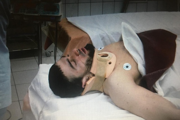 Võ sĩ gãy cổ kinh hoàng sau khi thực hiện một đòn thế lỗi, phải nhập viện khẩn cấp trong tình trạng liệt cả tay và chân - Ảnh 3.