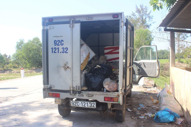 Phát hiện tài xế xe tải lén đổ khoảng 100kg thịt gà thối xuống chân cầu - Ảnh 2. Phát hiện tài xế xe tải lén đổ khoảng 100kg thịt gà thối xuống chân cầu - Ảnh 2.