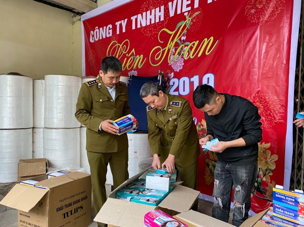 Kinh hoàng: Hàng trăm nghìn khẩu trang y tế bị làm giả từ... giấy vệ sinh giữa dịch Covid-19 ở Hà Nội - Ảnh 1. Kinh hoàng: Hàng trăm nghìn khẩu trang y tế bị làm giả từ... giấy vệ sinh giữa dịch Covid-19 ở Hà Nội - Ảnh 1.
