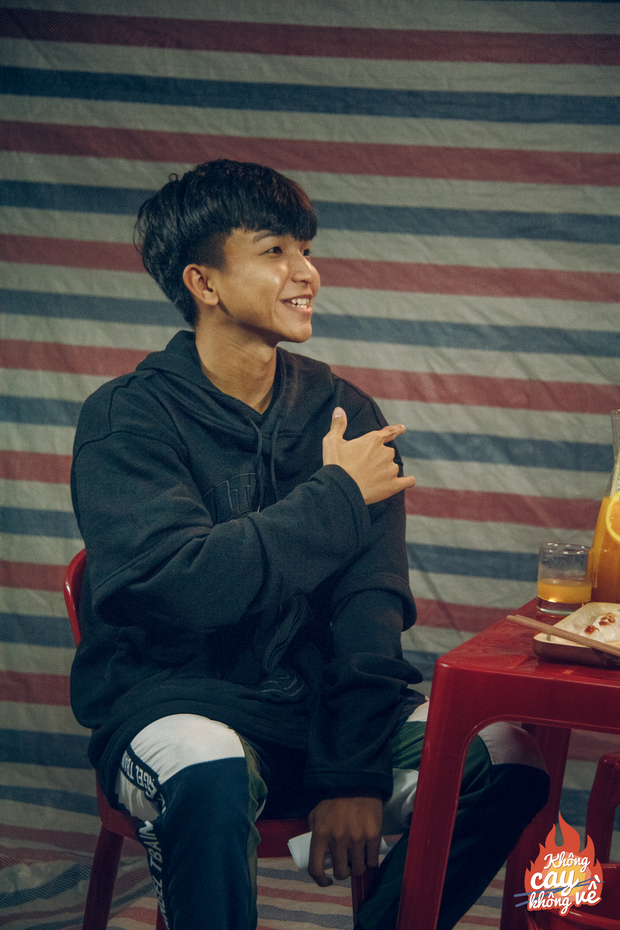 Phúc Du tiết lộ không có hình xăm, rap battle cực gắt cùng Sóc Nâu trong Không cay không về - Ảnh 4. Phúc Du tiết lộ không có hình xăm, rap battle cực gắt cùng Sóc Nâu trong Không cay không về - Ảnh 4.