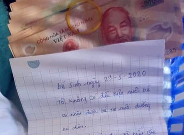Bé trai chưa đầy tháng bị bỏ rơi kèm lời nhắn gửi và 3 triệu đồng - Ảnh 2. Bé trai chưa đầy tháng bị bỏ rơi kèm lời nhắn gửi và 3 triệu đồng - Ảnh 2.