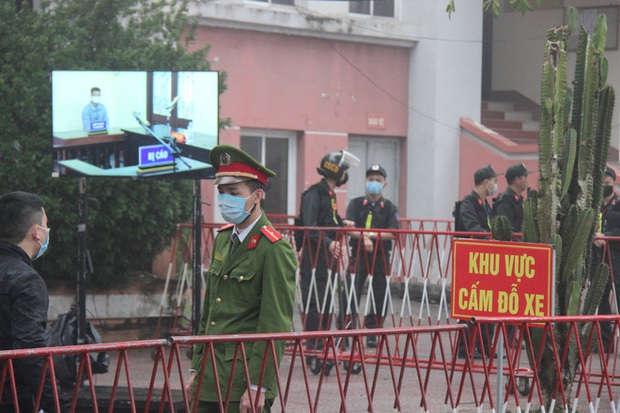 An ninh thắt chặt tại phiên xử vụ Container đâm Innova lùi trên cao tốc làm 5 người chết - Ảnh 5. An ninh thắt chặt tại phiên xử vụ Container đâm Innova lùi trên cao tốc làm 5 người chết - Ảnh 5.