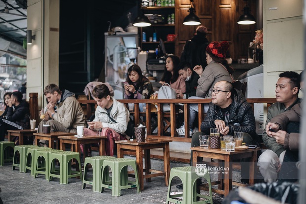Trong tình hình dịch Covid-19, có nên đi ăn ở hàng quán bên ngoài không, nếu đi cần chú ý gì? - Ảnh 1. Trong tình hình dịch Covid-19, có nên đi ăn ở hàng quán bên ngoài không, nếu đi cần chú ý gì? - Ảnh 1.