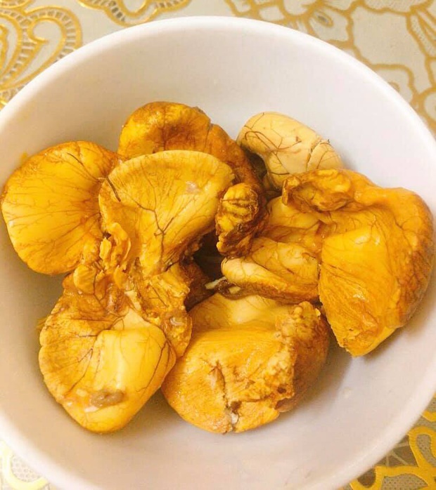 Có một kiểu ăn trứng vịt lộn khiến ai cũng muốn trở thành kẻ “cộng sinh” để được ăn phần ngon nhất - Ảnh 2. Có một kiểu ăn trứng vịt lộn khiến ai cũng muốn trở thành kẻ “cộng sinh” để được ăn phần ngon nhất - Ảnh 2.