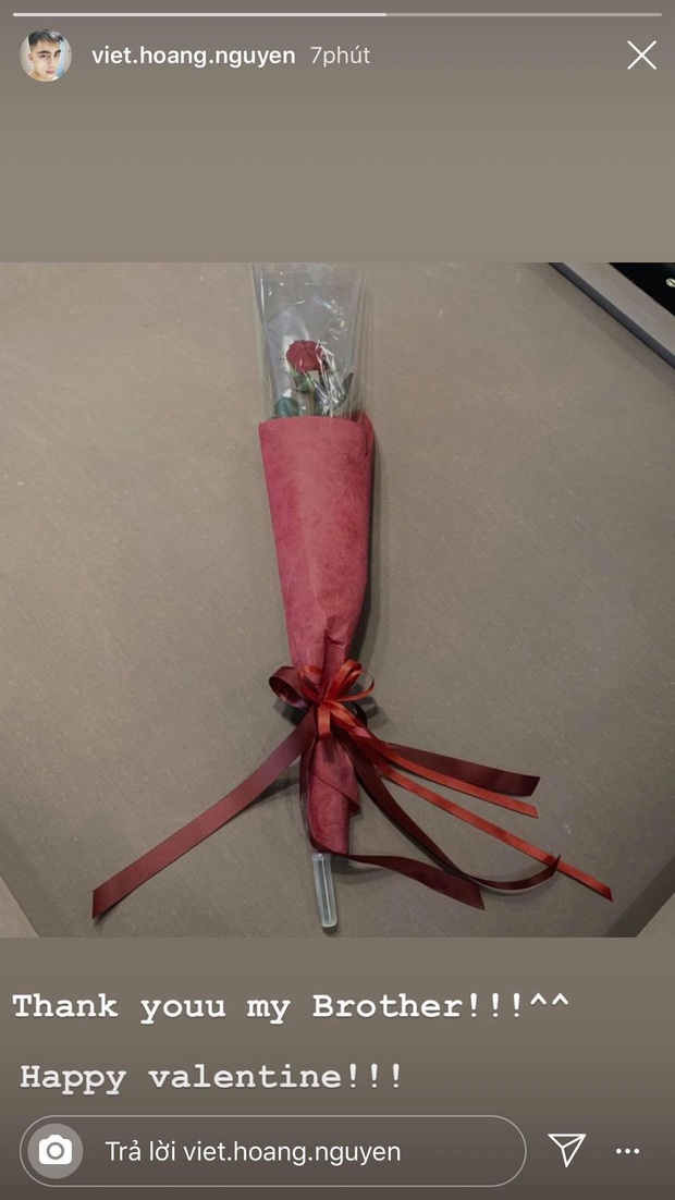 Việt Hoàng khoe hoa hồng ngày Valentine: Tính xắn tay áo tìm info gái nào bạo gan nhìn lại hoá ra là Sơn Tùng, thôi vậy! - Ảnh 1. Việt Hoàng khoe hoa hồng ngày Valentine: Tính xắn tay áo tìm info gái nào bạo gan nhìn lại hoá ra là Sơn Tùng, thôi vậy! - Ảnh 1.