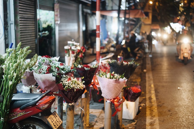 Valentine mùa dịch: Ai cũng khẩu trang kín mít, hàng hoa quà năm nay thất thu ghê - Ảnh 12. Valentine mùa dịch: Ai cũng khẩu trang kín mít, hàng hoa quà năm nay thất thu ghê - Ảnh 12.