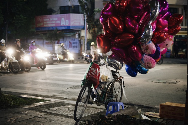 Valentine mùa dịch: Ai cũng khẩu trang kín mít, hàng hoa quà năm nay thất thu ghê - Ảnh 10. Valentine mùa dịch: Ai cũng khẩu trang kín mít, hàng hoa quà năm nay thất thu ghê - Ảnh 10.