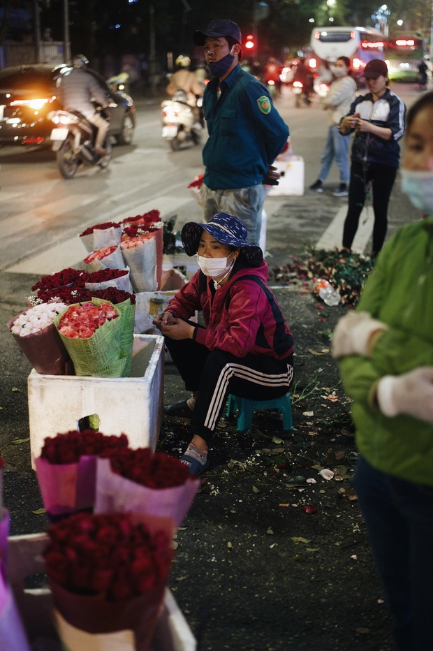 Valentine mùa dịch: Ai cũng khẩu trang kín mít, hàng hoa quà năm nay thất thu ghê - Ảnh 9. Valentine mùa dịch: Ai cũng khẩu trang kín mít, hàng hoa quà năm nay thất thu ghê - Ảnh 9.