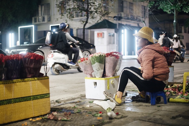 Valentine mùa dịch: Ai cũng khẩu trang kín mít, hàng hoa quà năm nay thất thu ghê - Ảnh 8. Valentine mùa dịch: Ai cũng khẩu trang kín mít, hàng hoa quà năm nay thất thu ghê - Ảnh 8.