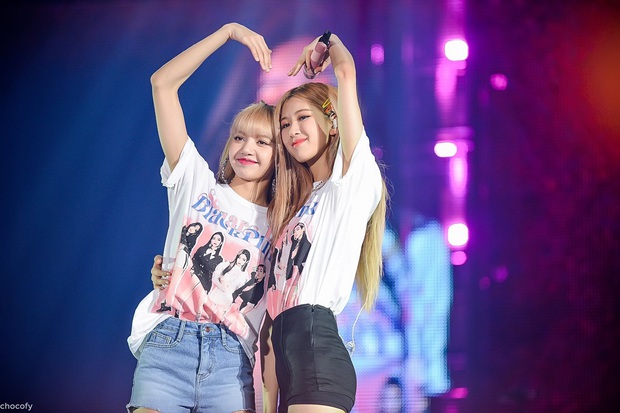 Valentine ngắm loạt hình Lisa và Rosé (BLACKPINK) hết ôm ấp lại hôn má, chống chỉ định cho người độc thân đang trong thời kỳ điều trị bệnh codonqua! - Ảnh 1. Valentine ngắm loạt hình Lisa và Rosé (BLACKPINK) hết ôm ấp lại hôn má, chống chỉ định cho người độc thân đang trong thời kỳ điều trị bệnh codonqua! - Ảnh 1.
