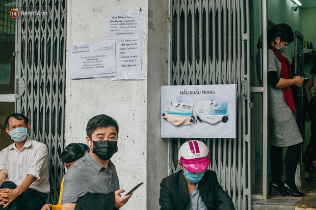 Người Hà Nội rồng rắn hết cả con phố, đợi nhận tem phiếu để mua khẩu trang vải sử dụng 30 lần - Ảnh 3.