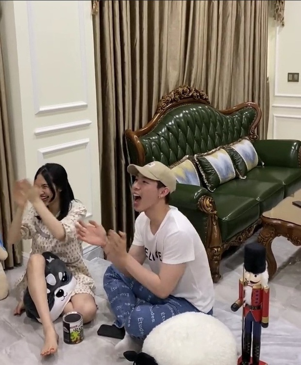 Tâm điểm mùa dịch Corona, Đức Phúc nhớ khán giả đến mức tự biên tự diễn liveshow tại nhà! - Ảnh 2. Tâm điểm mùa dịch Corona, Đức Phúc nhớ khán giả đến mức tự biên tự diễn liveshow tại nhà! - Ảnh 2.