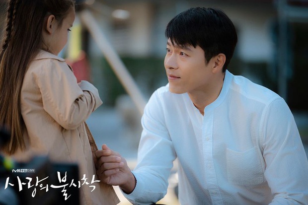 Anh quân nhân Hyun Bin: Tủ đồ hiệu chẳng kém người tình, bất ngờ nhất là chiếc sơ mi chỉ vài trăm khiến hội chị em loạn nhịp - Ảnh 4. Anh quân nhân Hyun Bin: Tủ đồ hiệu chẳng kém người tình, bất ngờ nhất là chiếc sơ mi chỉ vài trăm khiến hội chị em loạn nhịp - Ảnh 4.