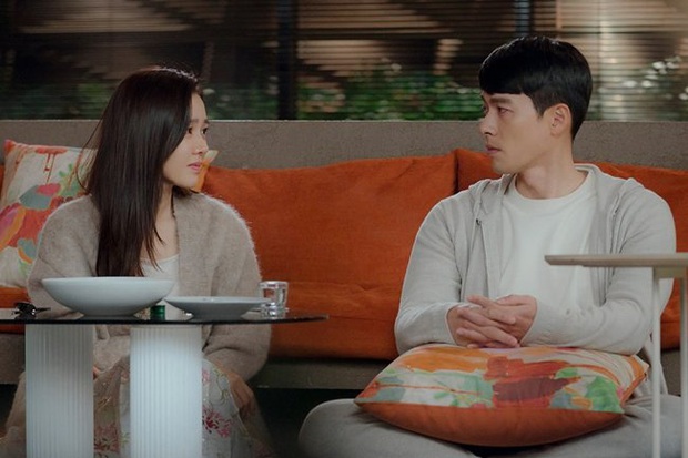 Anh quân nhân Hyun Bin: Tủ đồ hiệu chẳng kém người tình, bất ngờ nhất là chiếc sơ mi chỉ vài trăm khiến hội chị em loạn nhịp - Ảnh 6. Anh quân nhân Hyun Bin: Tủ đồ hiệu chẳng kém người tình, bất ngờ nhất là chiếc sơ mi chỉ vài trăm khiến hội chị em loạn nhịp - Ảnh 6.