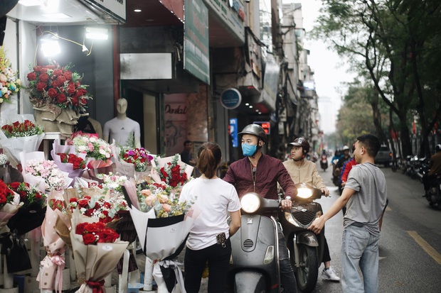 Valentine mùa dịch: Ai cũng khẩu trang kín mít, hàng hoa quà năm nay thất thu ghê - Ảnh 3. Valentine mùa dịch: Ai cũng khẩu trang kín mít, hàng hoa quà năm nay thất thu ghê - Ảnh 3.