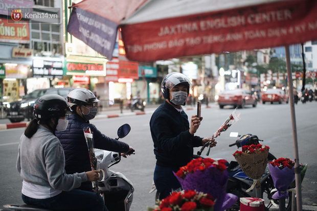 Valentine giữa mùa dịch, hàng hoa sinh viên vắng hẳn, có bán cũng lác đác người mua - Ảnh 4.