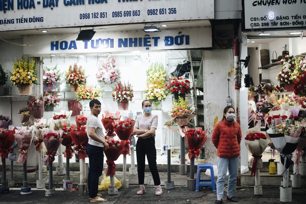 Valentine mùa dịch: Ai cũng khẩu trang kín mít, hàng hoa quà năm nay thất thu ghê - Ảnh 5. Valentine mùa dịch: Ai cũng khẩu trang kín mít, hàng hoa quà năm nay thất thu ghê - Ảnh 5.