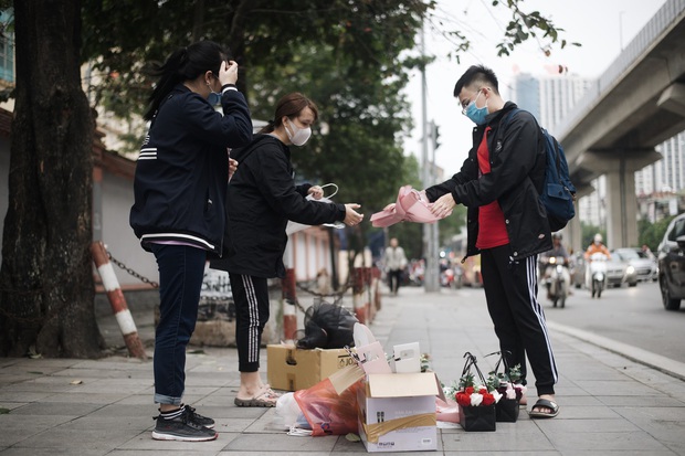 Valentine mùa dịch: Ai cũng khẩu trang kín mít, hàng hoa quà năm nay thất thu ghê - Ảnh 2. Valentine mùa dịch: Ai cũng khẩu trang kín mít, hàng hoa quà năm nay thất thu ghê - Ảnh 2.