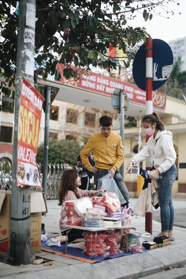 Valentine mùa dịch: Ai cũng khẩu trang kín mít, hàng hoa quà năm nay thất thu ghê - Ảnh 6. Valentine mùa dịch: Ai cũng khẩu trang kín mít, hàng hoa quà năm nay thất thu ghê - Ảnh 6.