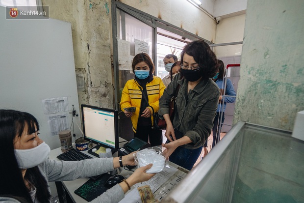 Người Hà Nội rồng rắn hết cả con phố, đợi nhận tem phiếu để mua khẩu trang vải sử dụng 30 lần - Ảnh 15.