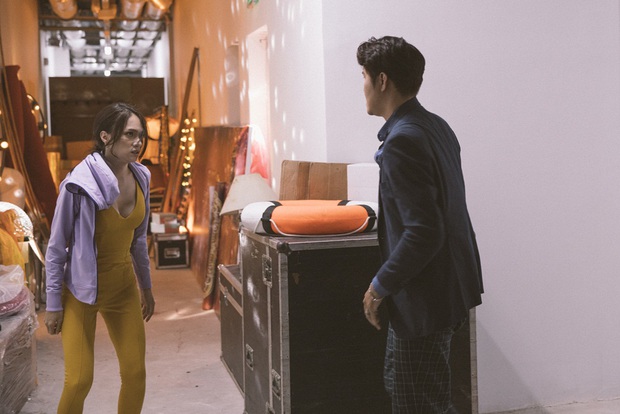 Hương Giang tái sử dụng bộ jumpsuit gợi cảm từng thi Vietnam Idol để đi... đánh nhau trong phim mới? - Ảnh 7. Hương Giang tái sử dụng bộ jumpsuit gợi cảm từng thi Vietnam Idol để đi... đánh nhau trong phim mới? - Ảnh 7.