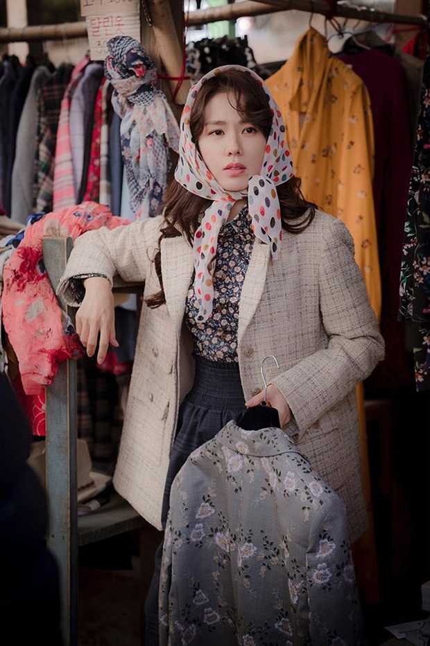 Phim gần hết mà set đồ hơn 100 triệu Son Ye Jin mặc khi rửa bát vẫn khiến dân tình trầm trồ không ngớt - Ảnh 2. Phim gần hết mà set đồ hơn 100 triệu Son Ye Jin mặc khi rửa bát vẫn khiến dân tình trầm trồ không ngớt - Ảnh 2.