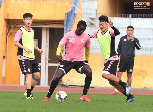 Lâu rồi mới thấy Đình Trọng và Duy Mạnh sát cánh, động viên nhau trên sân như thế: Tín hiệu vui với thầy Park - Ảnh 7.