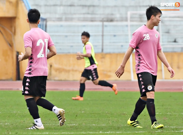 Lâu rồi mới thấy Đình Trọng và Duy Mạnh sát cánh, động viên nhau trên sân như thế: Tín hiệu vui với thầy Park - Ảnh 4.