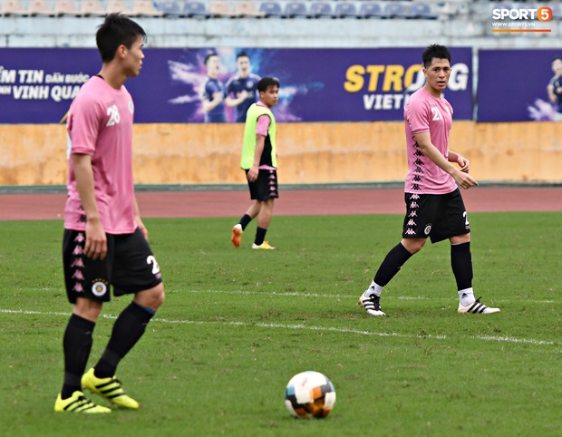 Lâu rồi mới thấy Đình Trọng và Duy Mạnh sát cánh, động viên nhau trên sân như thế: Tín hiệu vui với thầy Park - Ảnh 2.